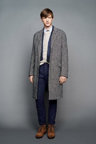 grauer Mantel, hellbeige Pullover mit einem Rundhalsausschnitt, weißes und blaues vertikal gestreiftes Businesshemd, dunkelblaue Chinohose für Herren