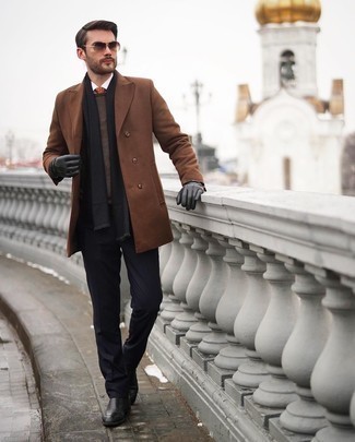 Braunen Pullover mit einem Rundhalsausschnitt kombinieren – 18 Winter Herren Outfits: Kombinieren Sie einen braunen Pullover mit einem Rundhalsausschnitt mit einer dunkelblauen Anzughose für einen stilvollen, eleganten Look. Dieses Outfit passt hervorragend zusammen mit schwarzen Chelsea Boots aus Leder. Was für eine geniale Winter-Look Idee!