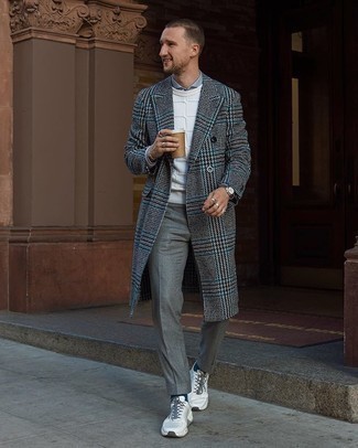 20 Jährige: Graue Anzughose kombinieren – 78 Smart-Casual Herbst Herren Outfits: Entscheiden Sie sich für einen klassischen Stil in einem schwarzen und weißen Mantel mit Hahnentritt-Muster und einer grauen Anzughose. Fühlen Sie sich mutig? Vervollständigen Sie Ihr Outfit mit weißen Sportschuhen. So einfach kann ein schöner Übergangs-Look sein.