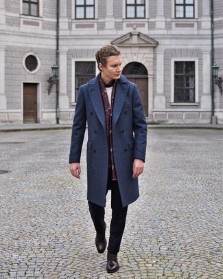 Elegante kühl Wetter Outfits Herren 2024: Kombinieren Sie einen dunkelblauen Mantel mit einer schwarzen Anzughose, um vor Klasse und Perfektion zu strotzen. Dunkelbraune Lederformelle stiefel fügen sich nahtlos in einer Vielzahl von Outfits ein.
