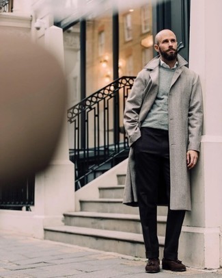 Elegante kühl Wetter Outfits Herren 2024: Kombinieren Sie einen grauen Mantel mit einer schwarzen Anzughose für einen stilvollen, eleganten Look. Fühlen Sie sich ideenreich? Komplettieren Sie Ihr Outfit mit dunkelbraunen Wildleder Slippern mit Quasten.
