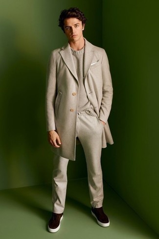 Weißes Einstecktuch kombinieren – 1200+ Herren Outfits: Für ein bequemes Couch-Outfit, kombinieren Sie einen grauen Mantel mit einem weißen Einstecktuch. Dunkelbraune Wildleder niedrige Sneakers sind eine perfekte Wahl, um dieses Outfit zu vervollständigen.