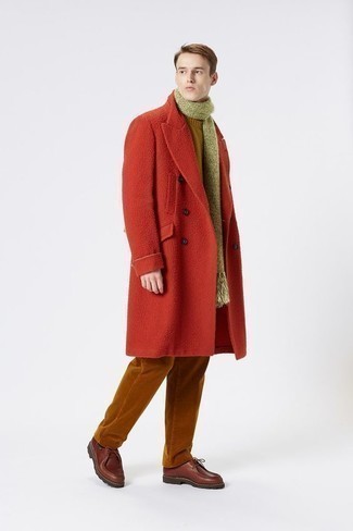 Schal kombinieren – 500+ Herren Outfits: Kombinieren Sie einen roten Mantel mit einem Schal für einen entspannten Wochenend-Look. Dunkelbraune Chukka-Stiefel aus Leder bringen Eleganz zu einem ansonsten schlichten Look.
