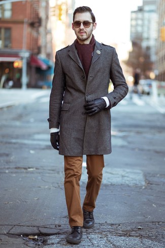 Dunkelroten gepunkteten Schal kombinieren – 7 Smart-Casual Herbst Herren Outfits: Kombinieren Sie einen braunen Mantel mit einem dunkelroten gepunkteten Schal für einen entspannten Wochenend-Look. Eine dunkelbraune Lederfreizeitstiefel bringen Eleganz zu einem ansonsten schlichten Look. Mit so einem Herbst-Look können Sie einfach nichts falsch machen.