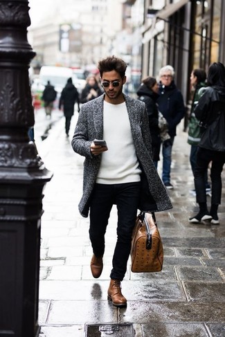 Leder Reisetasche kombinieren – 72 Smart-Casual Herren Outfits kühl Wetter: Ein grauer Mantel und eine Leder Reisetasche sind eine perfekte Outfit-Formel für Ihre Sammlung. Fühlen Sie sich ideenreich? Wählen Sie eine braune Lederfreizeitstiefel.