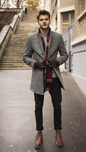 30 Jährige: Braune Lederhandschuhe kombinieren – 175 Smart-Casual Herren Outfits: Entscheiden Sie sich für einen grauen Mantel und braunen Lederhandschuhe für einen entspannten Wochenend-Look. Entscheiden Sie sich für braunen Chelsea Boots aus Leder, um Ihr Modebewusstsein zu zeigen.