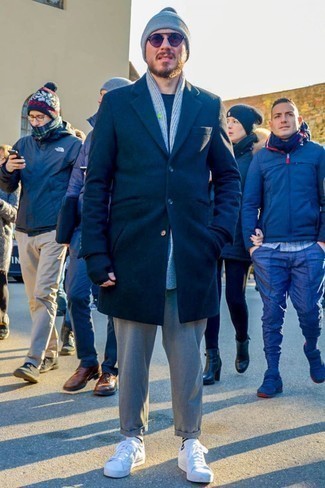 Wollhandschuhe kombinieren – 187 Herren Outfits: Für ein bequemes Couch-Outfit, paaren Sie einen dunkelblauen Mantel mit Wollhandschuhen. Komplettieren Sie Ihr Outfit mit weißen Leder niedrigen Sneakers.