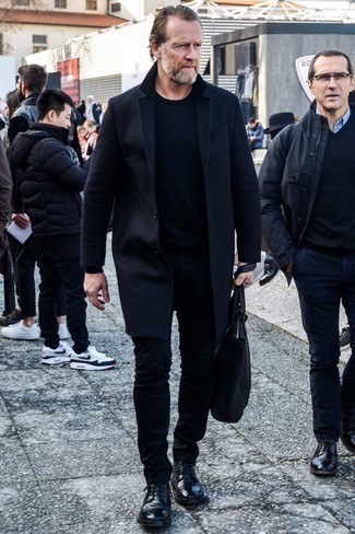 schwarzer Pullover mit einem Rundhalsausschnitt von Calvin Klein Jeans