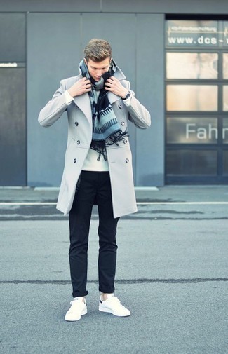 Teenager: Bedruckten Schal kombinieren – 4 Smart-Casual Herren Outfits: Entscheiden Sie sich für Komfort in einem grauen Mantel und einem bedruckten Schal. Ergänzen Sie Ihr Look mit weißen und dunkelblauen Segeltuch niedrigen Sneakers.