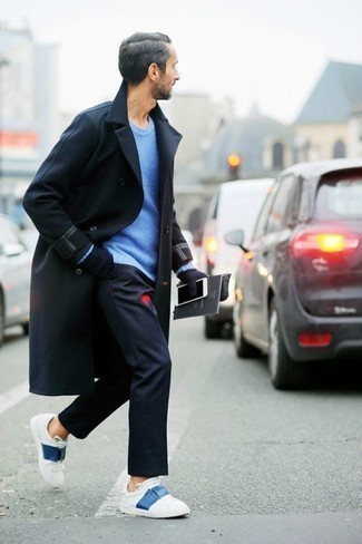 Dunkelblauen Mantel kombinieren – 1061+ Herren Outfits: Tragen Sie einen dunkelblauen Mantel und eine dunkelblaue Chinohose für Ihren Bürojob. Wenn Sie nicht durch und durch formal auftreten möchten, wählen Sie weißen und blauen Segeltuch niedrige Sneakers.