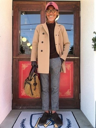 Fuchsia Baseballkappe kombinieren – 79 Herren Outfits: Entscheiden Sie sich für einen camel Mantel und eine fuchsia Baseballkappe für einen entspannten Wochenend-Look. Entscheiden Sie sich für dunkelbraunen Wildleder Oxford Schuhe, um Ihr Modebewusstsein zu zeigen.