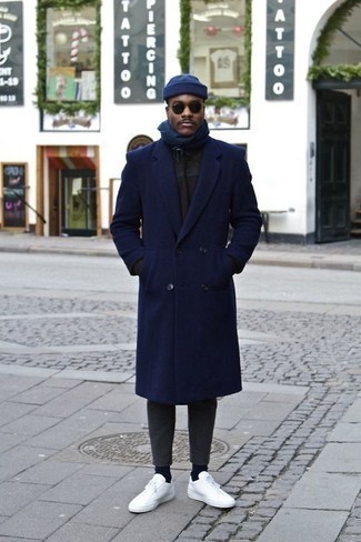 Dunkelblauen Mantel kombinieren – 500+ Herren Outfits: Entscheiden Sie sich für einen dunkelblauen Mantel und eine dunkelgraue Chinohose für Ihren Bürojob. Fühlen Sie sich mutig? Wählen Sie weißen Segeltuch niedrige Sneakers.