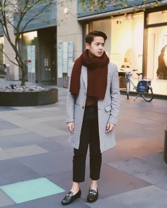 20 Jährige: Wie Pullover mit einem Rundhalsausschnitt mit Mantels zu kombinieren – 192 Herren Outfits: Tragen Sie einen Mantel und einen Pullover mit einem Rundhalsausschnitt, wenn Sie einen gepflegten und stylischen Look wollen. Fühlen Sie sich ideenreich? Wählen Sie schwarzen Leder Slipper.
