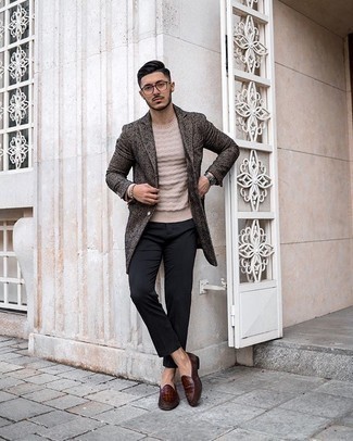 30 Jährige: Braune Leder Slipper kombinieren – 185 Herren Outfits kühl Wetter: Kombinieren Sie einen dunkelgrauen Mantel mit einer schwarzen Chinohose für einen für die Arbeit geeigneten Look. Entscheiden Sie sich für braunen Leder Slipper, um Ihr Modebewusstsein zu zeigen.