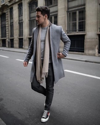 Dunkelgraue Chinohose kombinieren – 500+ Smart-Casual Herren Outfits kalt Wetter: Kombinieren Sie einen grauen Mantel mit einer dunkelgrauen Chinohose, um einen eleganten, aber nicht zu festlichen Look zu kreieren. Fühlen Sie sich ideenreich? Ergänzen Sie Ihr Outfit mit schwarzen bedruckten Segeltuch niedrigen Sneakers.