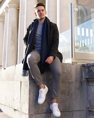 Dunkelblauen Schal kombinieren – 500+ Herren Outfits: Ein dunkelgrauer Mantel und ein dunkelblauer Schal sind eine gute Outfit-Formel für Ihre Sammlung. Weiße Segeltuch niedrige Sneakers sind eine großartige Wahl, um dieses Outfit zu vervollständigen.