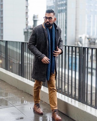 30 Jährige: Blauen Schal kombinieren – 244 Smart-Casual Herren Outfits: Kombinieren Sie einen dunkelgrauen Mantel mit einem blauen Schal für einen entspannten Wochenend-Look. Fühlen Sie sich ideenreich? Entscheiden Sie sich für eine braune Lederfreizeitstiefel.