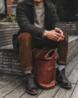 Grauen Pullover mit einem Rundhalsausschnitt kombinieren – 500+ Smart-Casual Herren Outfits: Tragen Sie einen grauen Pullover mit einem Rundhalsausschnitt und eine braune Chinohose für ein bequemes Outfit, das außerdem gut zusammen passt. Eine dunkelbraune Lederfreizeitstiefel putzen umgehend selbst den bequemsten Look heraus.