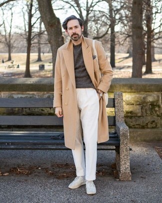 Welche Mäntel mit braunen Pullovers mit einem Rundhalsausschnitt zu tragen – 51 Herren Outfits kalt Wetter: Vereinigen Sie einen Mantel mit einem braunen Pullover mit einem Rundhalsausschnitt, um einen modischen Freizeitlook zu kreieren. Wenn Sie nicht durch und durch formal auftreten möchten, ergänzen Sie Ihr Outfit mit weißen Segeltuch niedrigen Sneakers.