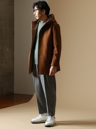 rotbrauner Mantel, mintgrüner Pullover mit einem Rundhalsausschnitt, graue Chinohose, weiße Leder niedrige Sneakers für Herren