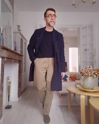 50 Jährige: kalt Wetter Outfits Herren 2024: Kombinieren Sie einen dunkelblauen Mantel mit einer beige Chinohose, um einen eleganten, aber nicht zu festlichen Look zu kreieren. Fühlen Sie sich mutig? Ergänzen Sie Ihr Outfit mit dunkelbraunen Chelsea Boots aus Wildleder.