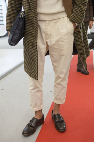 Braunen Mantel mit Vichy-Muster kombinieren – 21 Herren Outfits: Kombinieren Sie einen braunen Mantel mit Vichy-Muster mit einer hellbeige Chinohose, um einen modischen Freizeitlook zu kreieren. Entscheiden Sie sich für schwarzen Monks aus Leder, um Ihr Modebewusstsein zu zeigen.