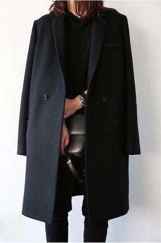 schwarzer Mantel, schwarzer Pullover mit einem Rundhalsausschnitt, schwarze enge Hose, schwarze Leder Umhängetasche für Damen