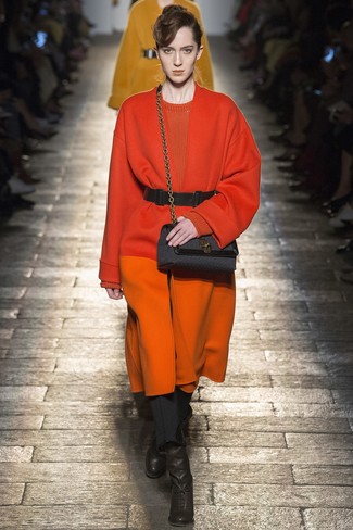 Orange Pullover mit einem Rundhalsausschnitt kombinieren – 58 Damen Outfits: Entscheiden Sie sich für einen orange Pullover mit einem Rundhalsausschnitt und eine schwarze enge Hose, um ein stilsicheres Casual-Outfit zu kreieren. Komplettieren Sie Ihr Outfit mit schwarzen Leder Stiefeletten.