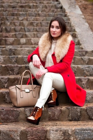 Braune Schnürstiefeletten kombinieren – 45 Damen Outfits: Ein roter Mantel und eine weiße enge Hose aus Leder sind eine perfekte Kombi-Formel für Ihr Kleidungsarsenal. Braune Schnürstiefeletten fügen sich nahtlos in einer Vielzahl von Outfits ein.