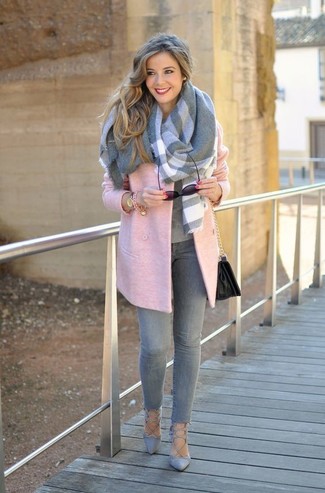 Dunkelgraue Wildleder Pumps kombinieren – 71 Damen Outfits: Ein rosa Mantel und graue enge Jeans sind super geeignet, um ein legeres Outfit zu erzeugen. Ergänzen Sie Ihr Look mit dunkelgrauen Wildleder Pumps.