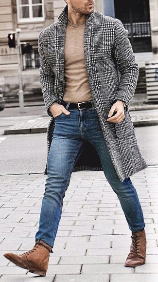 Braune Brogue Stiefel aus Leder kombinieren – 241 Herren Outfits: Paaren Sie einen schwarzen und weißen Mantel mit Hahnentritt-Muster mit blauen engen Jeans für ein bequemes Outfit, das außerdem gut zusammen passt. Fühlen Sie sich mutig? Entscheiden Sie sich für braunen Brogue Stiefel aus Leder.