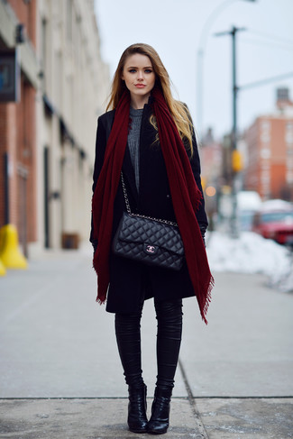 Dunkelroten Schal kombinieren – 176 Damen Outfits: Diese Kombination aus einem schwarzen Mantel und einem dunkelroten Schal sieht lässig und modern aus. Schwarze Leder Stiefeletten sind eine kluge Wahl, um dieses Outfit zu vervollständigen.