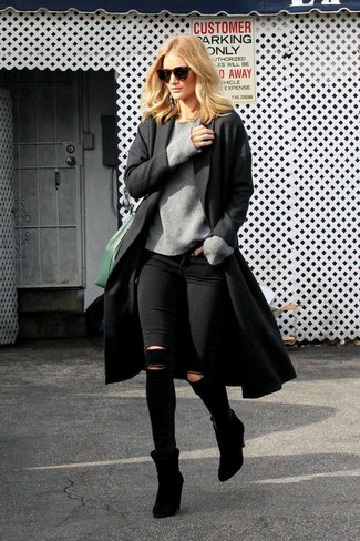 Rosie Huntington-Whiteley trägt schwarzer Mantel, grauer Pullover mit einem Rundhalsausschnitt, schwarze enge Jeans mit Destroyed-Effekten, schwarze Wildleder Stiefeletten