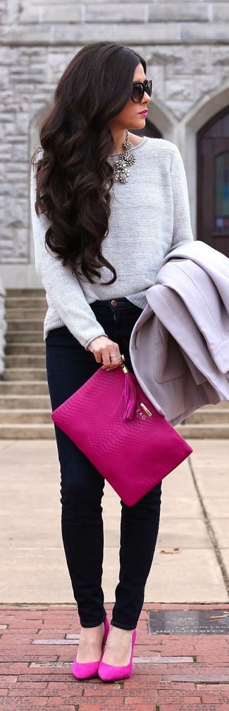 Rosa Leder Clutch kombinieren – 94 Damen Outfits: Wahlen Sie einen grauen Mantel und eine rosa Leder Clutch für einen sehr schönen Wochenend-Look. Fuchsia Wildleder Pumps sind eine perfekte Wahl, um dieses Outfit zu vervollständigen.