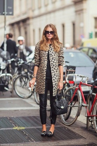 Lederjeans kombinieren – 172 Damen Outfits: Ein beige Mantel mit Leopardenmuster und Lederjeans sind absolut Alltags-Essentials und können mit einer Vielzahl von Kleidungsstücken gepaart werden. Heben Sie dieses Ensemble mit schwarzen Leder Slippern hervor.