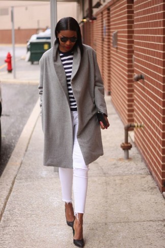 grauer Mantel, dunkelblauer und weißer horizontal gestreifter Pullover mit einem Rundhalsausschnitt, weiße enge Jeans mit Destroyed-Effekten, schwarze Leder Pumps für Damen
