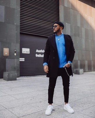 Hellblauen Pullover mit einem Rundhalsausschnitt kombinieren – 122 Herren Outfits: Entscheiden Sie sich für einen hellblauen Pullover mit einem Rundhalsausschnitt und schwarzen enge Jeans mit Destroyed-Effekten für einen entspannten Wochenend-Look. Entscheiden Sie sich für weißen Segeltuch niedrige Sneakers, um Ihr Modebewusstsein zu zeigen.