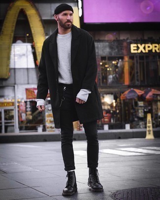 30 Jährige: Schwarze Lederfreizeitstiefel kombinieren – 139 Smart-Casual Herren Outfits kalt Wetter: Entscheiden Sie sich für einen schwarzen Mantel und schwarzen enge Jeans für einen bequemen Alltags-Look. Ergänzen Sie Ihr Look mit einer schwarzen Lederfreizeitstiefeln.