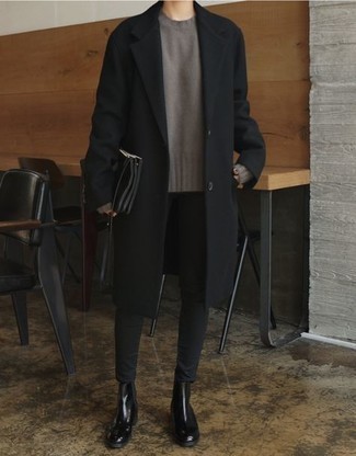 Wie enge Jeans mit Chelsea Boots zu kombinieren – 500+ Herbst Herren Outfits: Kombinieren Sie einen schwarzen Mantel mit engen Jeans für ein bequemes Outfit, das außerdem gut zusammen passt. Machen Sie Ihr Outfit mit Chelsea Boots eleganter. Schon haben wir ein cooles Outfit im Herbst.