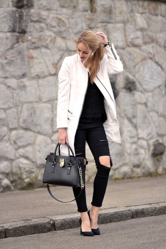 weißer Mantel, schwarzer flauschiger Pullover mit einem Rundhalsausschnitt, schwarze enge Jeans mit Destroyed-Effekten, schwarze Wildleder Pumps für Damen