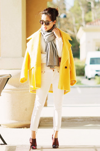 gelber Mantel, weißer Pullover mit einem Rundhalsausschnitt, weiße Jeans, dunkelrote Leder Pumps für Damen