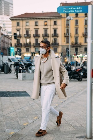 Smart-Casual kalt Wetter Outfits Herren 2024: Kombinieren Sie einen beigen Mantel mit weißen Jeans, wenn Sie einen gepflegten und stylischen Look wollen. Entscheiden Sie sich für braunen Segeltuch Slipper mit Quasten, um Ihr Modebewusstsein zu zeigen.