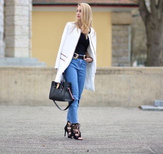 weißer Mantel, schwarzer Pullover mit einem Rundhalsausschnitt, blaue Jeans, schwarze Wildleder Sandaletten für Damen