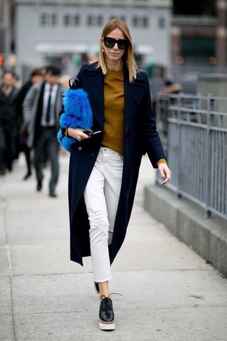 dunkelblauer Mantel, senf Pullover mit einem Rundhalsausschnitt, weiße Jeans mit Destroyed-Effekten, schwarze klobige Leder Oxford Schuhe für Damen