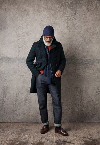 Dunkelblauen und grünen Mantel mit Schottenmuster kombinieren – 67 Herren Outfits: Tragen Sie einen dunkelblauen und grünen Mantel mit Schottenmuster und dunkelblauen Jeans, um einen eleganten, aber nicht zu festlichen Look zu kreieren. Entscheiden Sie sich für dunkelbraunen Leder Slipper mit Quasten, um Ihr Modebewusstsein zu zeigen.