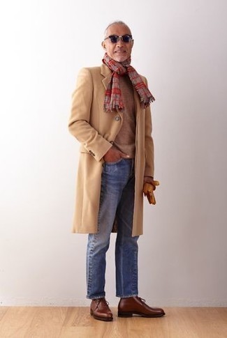camel Mantel, beige Pullover mit einem Rundhalsausschnitt, blaue Jeans, braune Chukka-Stiefel aus Leder für Herren