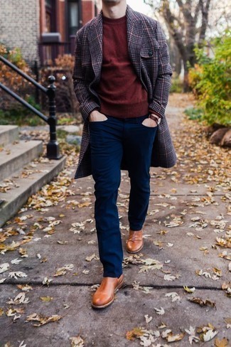 Rotbraune Chelsea Boots aus Leder kombinieren – 500+ Herren Outfits: Kombinieren Sie einen grauen Mantel mit Schottenmuster mit dunkelblauen Jeans für Ihren Bürojob. Rotbraune Chelsea Boots aus Leder bringen Eleganz zu einem ansonsten schlichten Look.