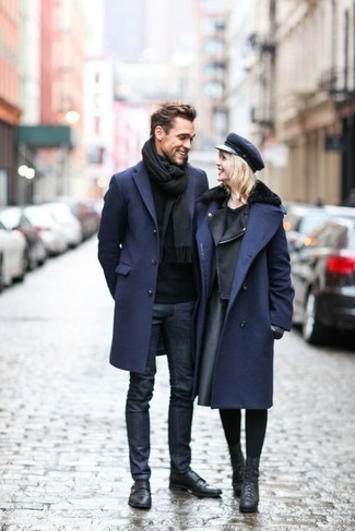 Schwarzen Schal kombinieren – 327 Herren Outfits: Für ein bequemes Couch-Outfit, kombinieren Sie einen dunkelblauen Mantel mit einem schwarzen Schal. Fühlen Sie sich ideenreich? Vervollständigen Sie Ihr Outfit mit schwarzen Doppelmonks aus Leder.