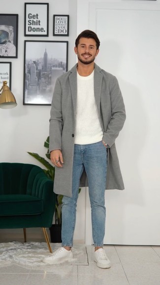 Hellblaue Jeans kombinieren – 157 Smart-Casual Herren Outfits kühl Wetter: Perfektionieren Sie den modischen Freizeitlook mit einem grauen Mantel und hellblauen Jeans. Suchen Sie nach leichtem Schuhwerk? Entscheiden Sie sich für weißen Leder niedrige Sneakers für den Tag.