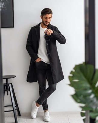 schwarzer Mantel, weißer Pullover mit einem Rundhalsausschnitt, dunkelgraue Jeans, weiße Segeltuch niedrige Sneakers für Herren